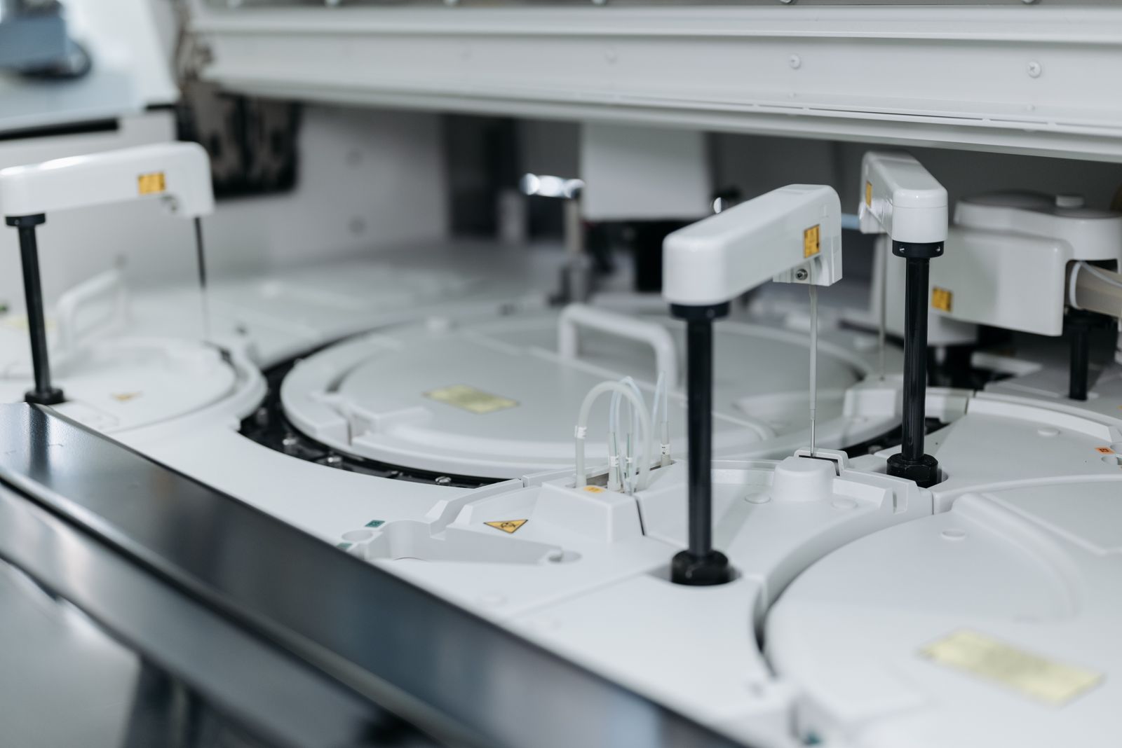 Laboratory analyser in a medical facility